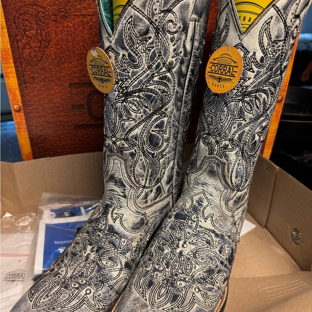 Corral Intricate Black and White Cowboy Boots